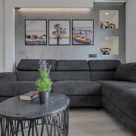 Exclusive Center Apartment